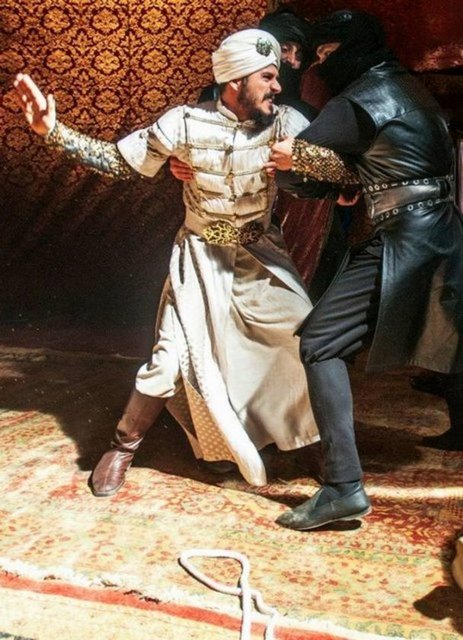 2 bin 500 metrekare kumaşın kullanıldığı çadırın içi halılarla döşendi.