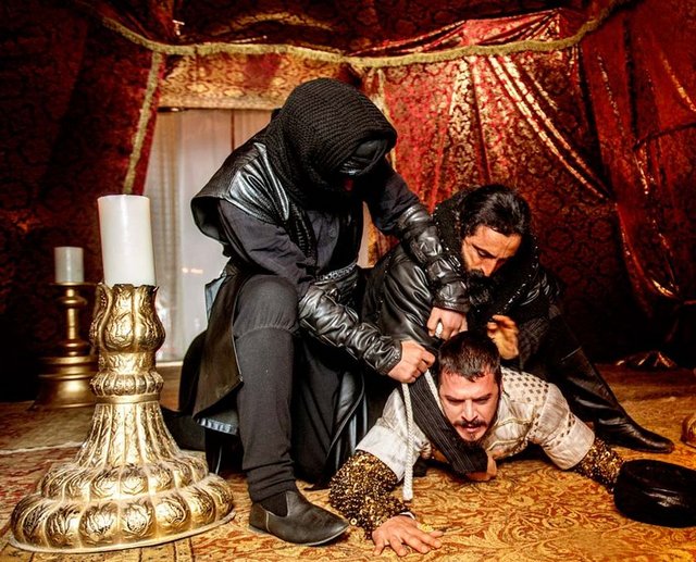 6 Cellatı birden yere sererek kaçmaya çalıştı fakat o sırada Halit Ergenç yani Sultan Süleyman cellatlara "çabuk olun" şeklinde serzenişte bulundu.