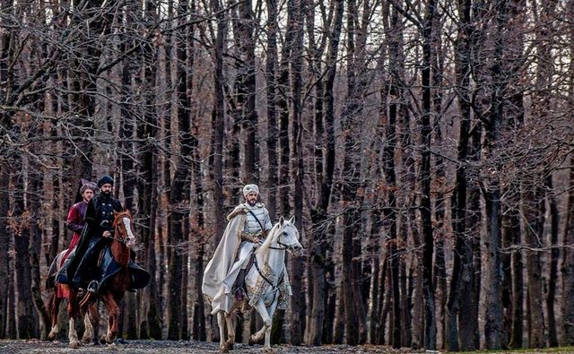 Rüstem Paşa ve Hürrem Sultan'ın hazırladığı sahte mektup nedeniyle Mustafa'nın kendisini ihanet ettiğini düşünen Sultan Süleyman, Mustafa'yı yanına çağırıyor ve müthiş bir gizlilik içerisinde sağır ve dilsiz cellatlardan oluşan bir cellat mangası kuruyor