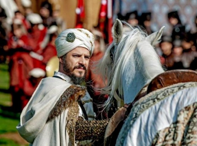 Ana çadırın iç kısmında Kanuni Sultan Süleyman'ın tahtının bulunduğu alan ile Şehzade Mustafa'nın durduğu alan, 60 metrelik özel tüllerle bölündü.