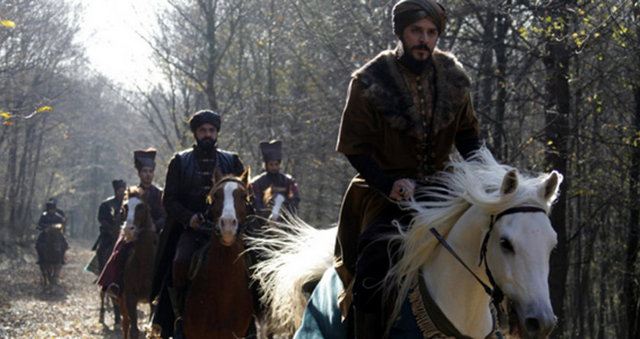 Muhteşem Yüzyıl'da Mehmet Günsür'un ayrılmasının ardından etrafındaki karakterlere hayat veren Berrak Tüzünataç ve Sarp Akkaya da diziden ayrılacak.
