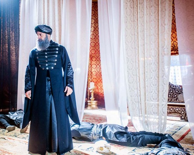 Muhteşem Süleyman'ın Şehzade Mustafa'yı öldürmek için getirdiği cellatlar emri aldıktan sonra Şehzade Mustafa'ya saldırdılar.