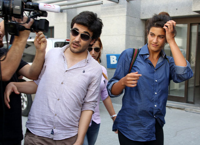 - Ünlü oyuncu, emniyetteki ifadesinde meslektaşı Rıza Kocaoğlu'nun kendisini esrar içmek için telefonla çağırmasını "Öyle bir sebebi olması mümkün değil, çünkü ben uyuşturucu madde kullanmıyorum" diye açıklamıştı.