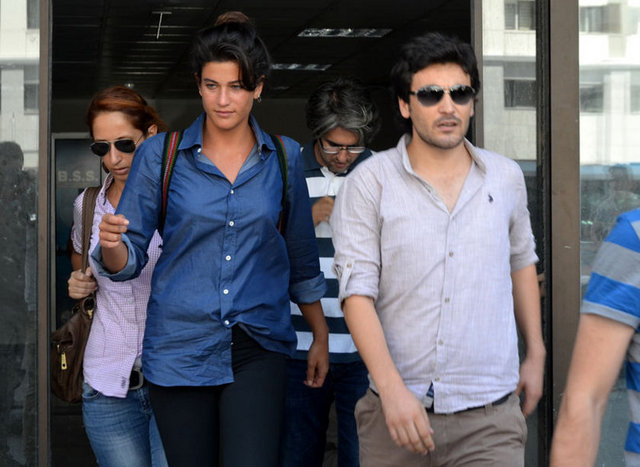 Evinin yakınlarındaki marketten neden sigara kâğıdı sipariş ettiği sorusunu ise "Sigarayı bırakmak istiyor ancak bırakamıyorum. Tütüne geçmek istiyordum. Tütün sarmak için o kâğıtları istemiştim, uyuşturucu madde ile bir ilgisi yoktur" diye cevaplamıştı.