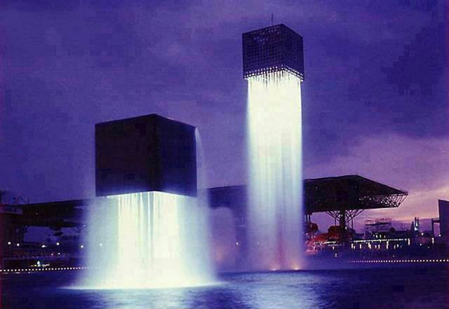 14. Yine Osaka'da bulunan "Floating fountains" -
