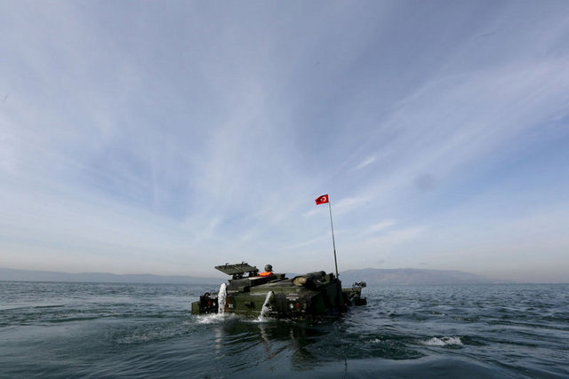 Birkaç dakikada köprü -  - Yüzeydeki kısa mesafeli açıklıklar da kara birliklerinin hareketi için engel oluşturuyor. Bu engellerin aşılması için ise "zırhlı araç aşırma köprüsü" kullanılıyor.