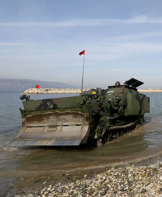 Daha önce benzer amaçla kullanılan araçlardan yüzme kabiliyeti ve karada nakliye için başka araca ihtiyaç duymamasıyla ayrılan 20 tonluk araç, dünyada aynı görev için tasarlanan araçlar arasında en moderni olarak gösteriliyor.