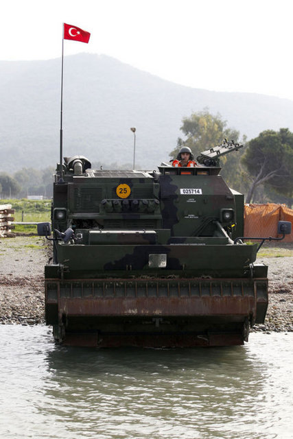 Hem karada hem de suda ilerleyebilen araç, su kıyısında adeta bir kunduz gibi çalışmasıyla dikkati çekiyor. Onun bu özelliği harekat sırasında başka bir iş makinesine ihtiyaç duyulmasını ortadan kaldırıyor.