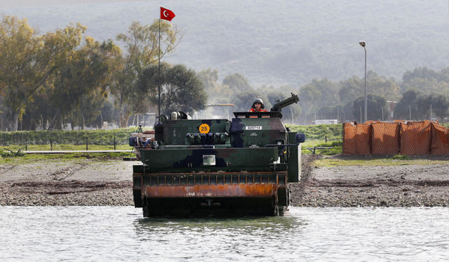 Kara Kuvvetleri'nin nehir geçiş harekatında amfibi araçların suyun karşısına geçme süresi Türk yapımı yüzer dozerle kısaltılarak, harekatın başarı oranı yükseltildi.