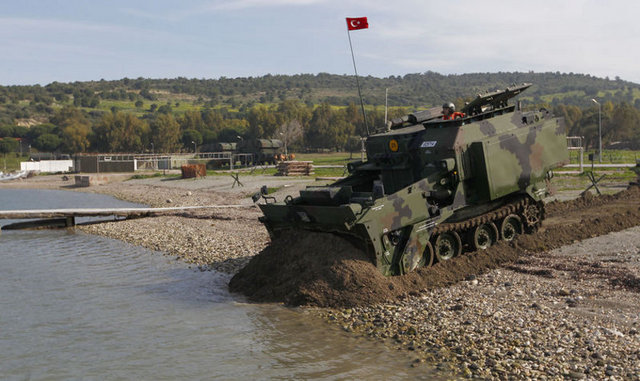Kayseri'de üretilen Alman patentli köprü aracı, kısa mesafeli engel karşısında bir kaç dakika içinde köprüye dönüşerek, birlikteki araçların engele takılmadan geçişini sağlıyor.