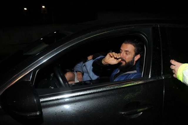 "EVRAKLARIMI VERİN"Polisler alkol kontrolü yaparken gazetecileri fark eden Harun Tan, panik oldu.