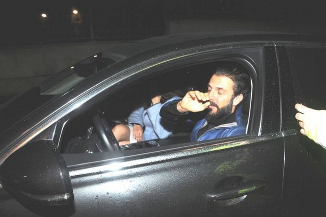 KENDİNİ YOGAYA VERDİ - İki çocuğunun annesi Ebru Şallı'yla 11 yıllık evliliği geçen yıl biten Harun Tan, yeni sevgilisiyle ilk kez görüntülendi.