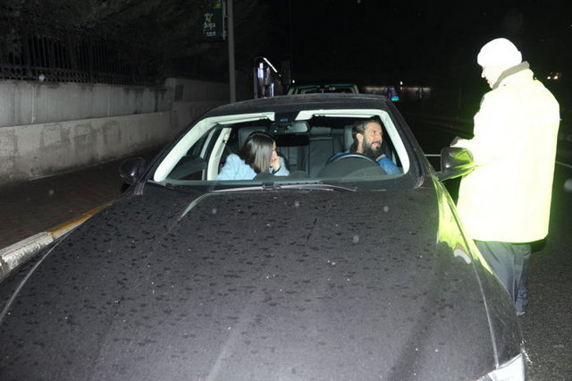 Sinan Akçıl'ın 'Kutsal Kadın' dediği Ebru Şallı'yla geçen yıl boşanan Harun Tan, önceki gün sabaha karşı 05.00'te Zincirlikuyu'da trafik çevirmesinde yeni kız arkadaşıyla ilk kez görüntülendi... -