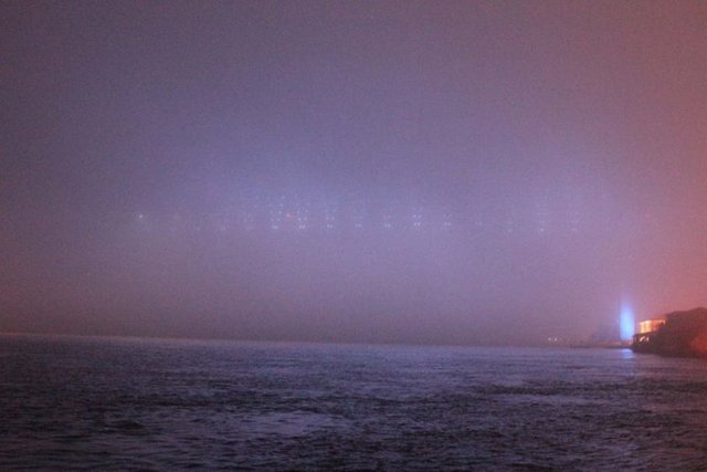 Sisli hava nedeniyle Boğaziçi Köprüsü adeta görünmez hale gelirken, sürücüler araçların sis lambalarını ve dörtlülerini yakarak ilerledi.