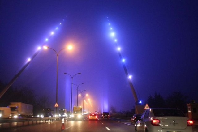 Dün aksam saatlerinde etkisini gösteren sis, gece saatlerinde yoğunlaştı. İstanbul'un bazı bölgelerinde etkili olan sisli hava, trafikte sürücülerin görüş mesafesini düşürdü.
