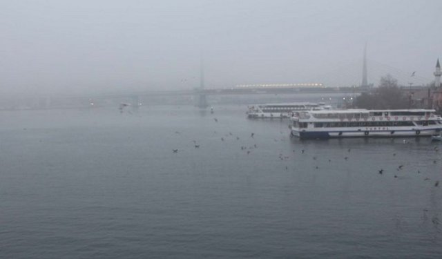 İstanbul Boğazı'ndaki yoğun sis sebebiyle şehir hatları seferleri iptal edildi. Gece görülmeye başlayan sis etkisini sürdürüyor.