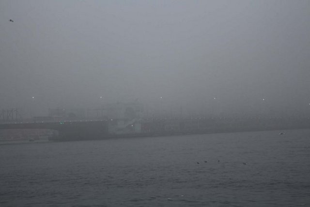 Şehir Hatları iskelelerine gelen vatandaşlar seferlerin iptal olduğunu gördü. Şehir Hatları tarafından yapılan yazılı açıklamada da "Yoğun sis nedeni ile tüm seferlerimiz ikinci bir duyuruya kadar iptal edilmiştir" denildi.