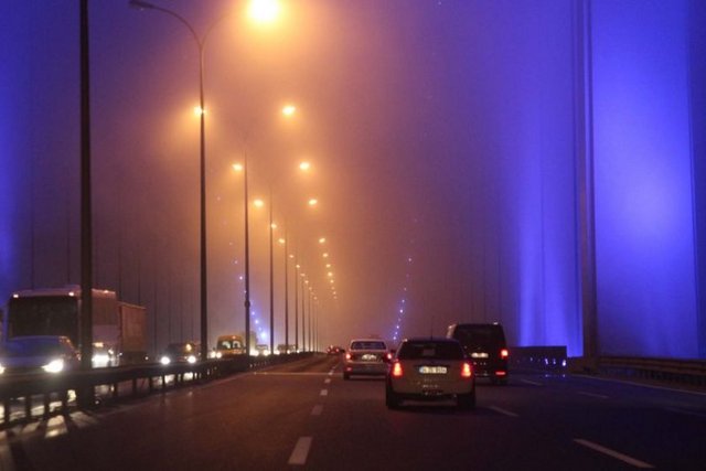 Boğaziçi Köprüsü, Ataşehir'deki Mimar Sinan Camii, Tekstilkent'teki çok katlı ikiz kule, sis yoğunluğu nedeniyle adeta görünmez hale geldi.