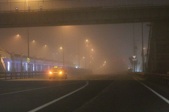 Trafikte ilerlemekte zor anlar yaşayan sürücüler, araçların sis lambalarını ve dörtlülerini yakarak ilerledi.
