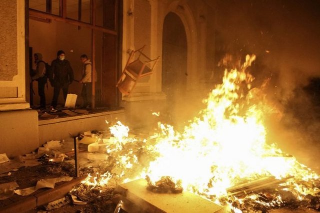 "Şu andaki en acil ihtiyaç olan gerilimin düşürülmesi konusunda güvenlik kuvvetleri özel bir sorumluluk taşımaktadır. Şiddete karşı yalnızca uyarıda bulunabilirim. Ültimatomlar vermek, doğru bir yol değildir" sözlerini kaydetti
