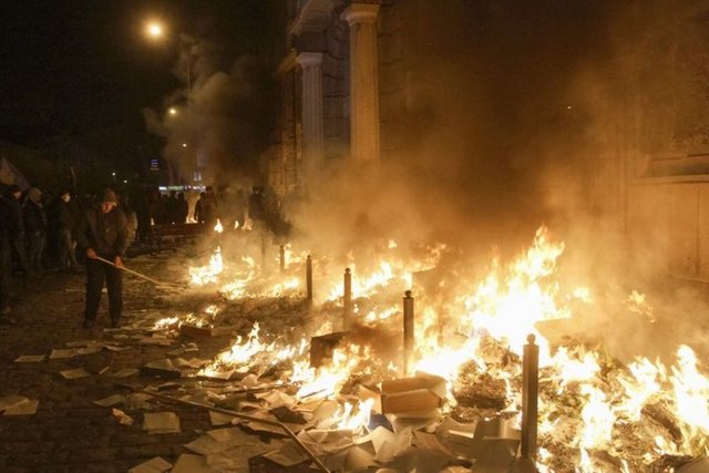 "Ukrayna'da yeniden şiddete dönmek kesinlikle bir çözüm getirmeyecek, ülke için iyi bir gelecek sağlamayacaktır" diyen Steinmeier, siyasi bir çözüm için çabaları sürdürmek istedikleri mesajını verdi. Steinmeier, şunları belirtti