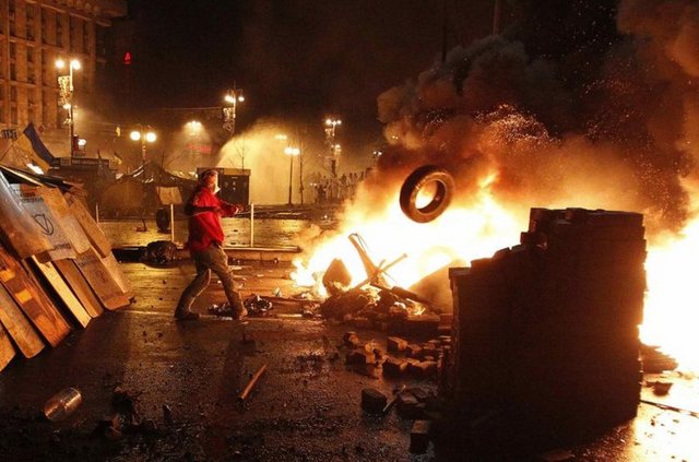 Polis başkent Kiev'deki Bağımsızlık Meydanı'ndaki protestocuları işgal ettikleri yerlerden çıkarmak için bölgeye baskın düzenledi. Eylemciler şehir merkezini ateşe verdi.
