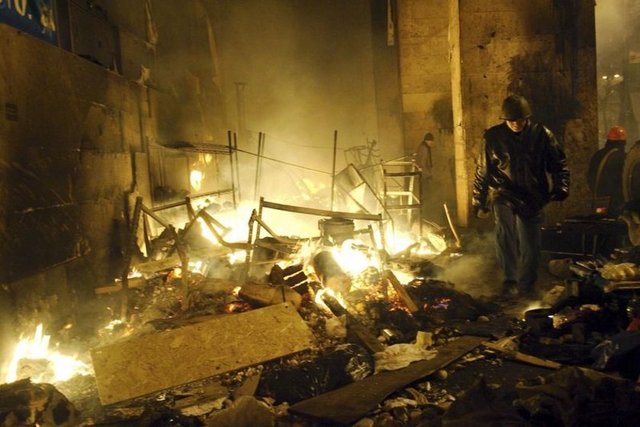 Beyaz Saray'dan yapılan açıklamada, "Başkan Yardımcısı Biden, Kiev'de çıkan kriz hakkındaki endişesini ifade etmek için bugün Ukrayna Cumhurbaşkanı Viktor Yanukoviç'i aradı. Yanukoviç'i, hükümet birliklerini geri çekmeye ve azami itidal uygulamaya çağırdı