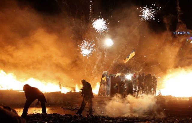 Ukrayna'da 2013 Kasım ayından beri aşılamayan siyasi kriz, 2014 Şubat farklı bir boyuta ulaştı. Çıkan çatışmalarda ilk açıklamara göre 7 polis ve 14 protestocunun hayatını kaybettiği belirtildi.