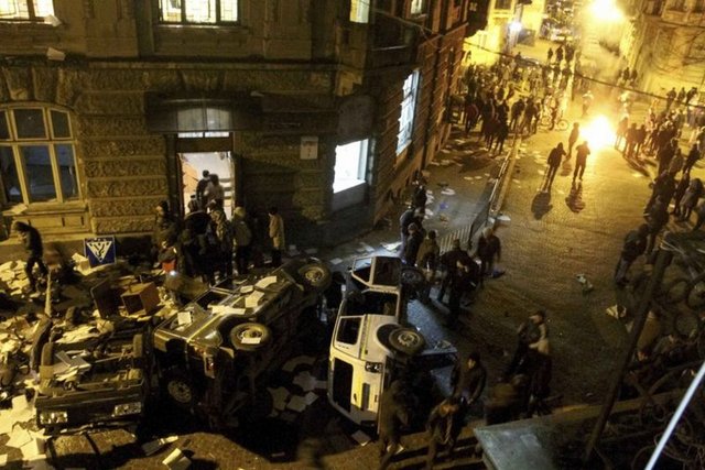 Ukrayna yönetiminin göstericilere Kiev'in merkezindeki meydanı boşaltmaları için ültimatom vermesini eleştiren Steinmeier,