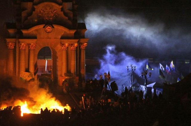 Lviv ve Ternopil meydanlarında insanlar toplanarak yola düşen toplu taşıma araçlarının Kiev'e girişine izin verilmeyeceği bildirildi.