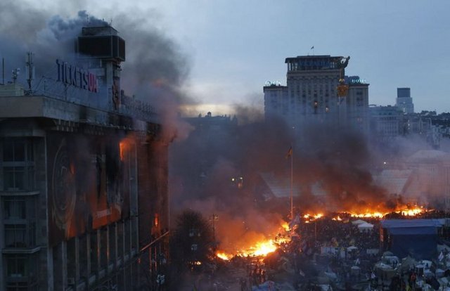"İçinden geçilmekte olan hassas durumda, Kiev'deki herkese her türlü provokasyondan uzak durmaları çağrısında bulunmak istiyorum" diyen Steinmeier, "Şiddetin tırmanması şu an ülkenin ihtiyacı olan en son şeydir" ifadesini kullandı
