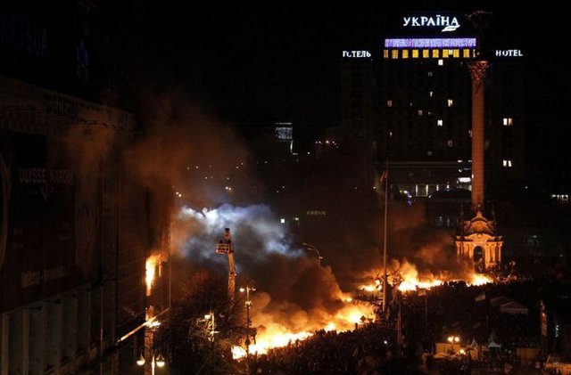 Protestocuların polisi taş yağmuruna tutarak geri çekilmeye zorladıkları, polisin de protestoculara göz yaşartıcı bomba ve lastik mermiyle karşılık verdiği görüldü.