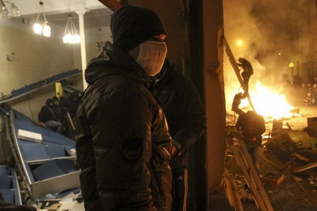 "Kiev'in merkezinde ya da başka bir yerde kan dökülmesine yol açan kararlardan sorumlu olanlar her kimler ise şunu hesaba katmalılar; Avrupa, şu ana kadar geri durduğu, kişilere yönelik yaptırımlar konusunu bir kez daha düşünmek zorunda kalacaktır."