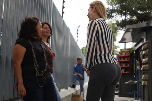 Reuters Venezüella'da yasadışı estetik ameliyatlar yaptıran hastaların dramını görüntüledi.Vücutlarına kaçak yöntemlerle sıvı silikon enjekte eden kadınların yaşadığı sıkıntılı süreç objektiflere yansıdı. -