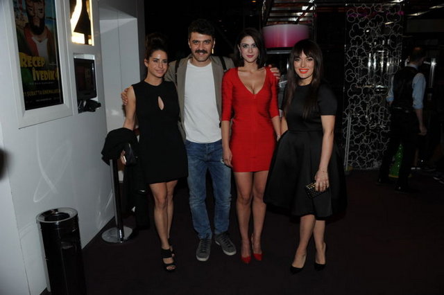 Prodüktör Polat Yağcı, Büşra Pekin, Şahin Irmak, Yasemin Allen, Mustafa Sandal, Gökhan Zan, Umut Bulut ve Necati Akpınar bulunuyordu.