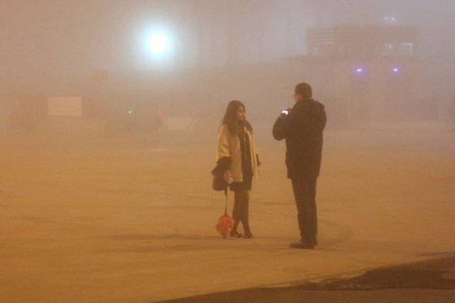 Vatandaşlar da sisli havada, anıt çevresinde bol bol fotoğraf çektirdi.