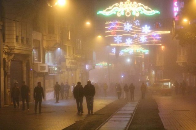 Dün akşam saatlerinde başlayan yoğun sis bu gece de devam etti.
