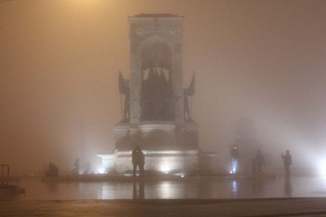 Yoğun sis nedeniyle Taksim Meydanı'nda görüş mesafesi düşerken, Taksim Cumhuriyet Anıtı adeta görünmez hale geldi.