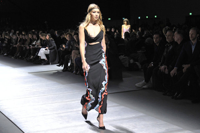 Hadid, podyumda yürürken elbisesinin sağ tarafındaki askı aniden düştü ve iç çamaşırı giymeyen Hadid'in göğsü ortaya çıktı. Bu sırada seyirciler de farklı tepkiler gösterdi. Defileyi ön sıradan izleyen bir erkek seyircinin yüzündeki şaşkınlık ifadesi objektiflere de yansıdı.