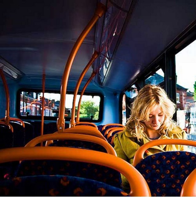 7. Ergenleri kendine aşık etmek için toplu taşıma kullanan kız