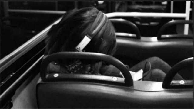 19. Müzik dinleyen depresif genç kız - Son durağa kadar müzik dinlerler