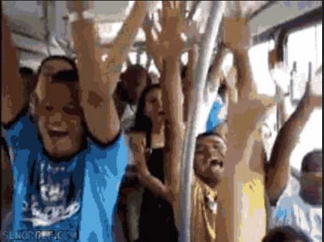 33. Otobüsün savrulmasına eşlik eden yolcular - Neden Türk rodeocu çıkmıyor sorusu aklımıza geliyor.