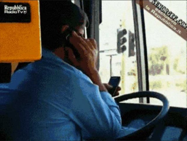 24. Otobüs kullanırken mesaj atıp, telefonla konuşabilen yetenekli otobüs şoförü