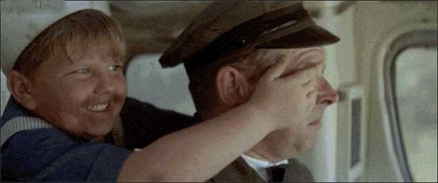 28. Annesinin kucağından kaçıp otobüsü birbirine katan çocuk