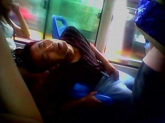 5. Otobüste yer vermemek için uyuyor numarası yapan genç