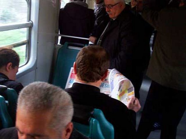 6. Oturan adamın gazetesini okumaya çalışan adam - Bu tür, genellikle spor sayfasını okumaktan hoşlanır. -