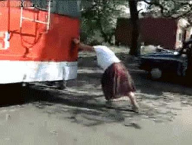 30. Bozulan otobüs'ü iten yolcu