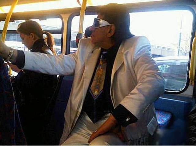 26. Ne iş yaptığı merak edilen enteresan kıyafetli adam