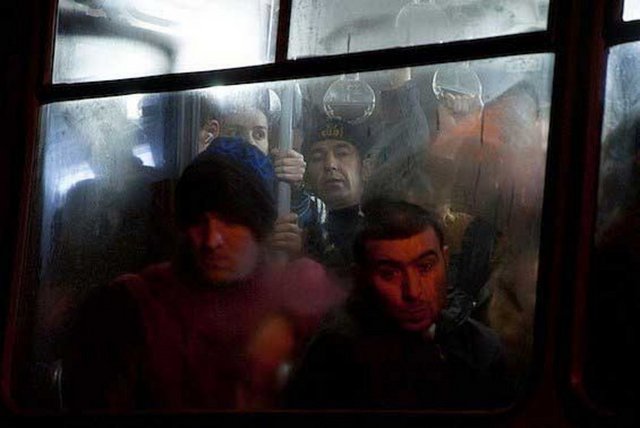 34. Kafasını cama yaslayıp araba hayali kuran adam - (Kaynak:onedio.com)