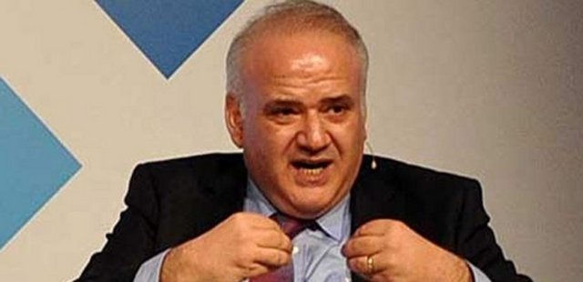 AHMET ÇAKAR "Bakın mesele laf sokmaksa benden iyi kimse iyi laf sokamaz. Başlayayım mı laf sokmaya?" (Ahmet Çakar, programın başından beri kendisine laf sokan Ziya Şengül'e)